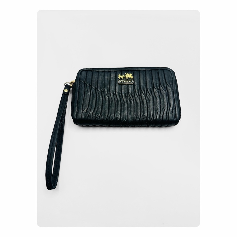 β
Coach Madison Gathered Twist Pleated Leather Wallet / Wristlet - Black/Gold β
- Picture 3 of 14